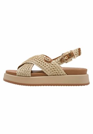 Beige gevlochten sandalen met kruisende bandjes, verstelbare enkelgesp en een beige plateauzool met een textuurrubber profiel.