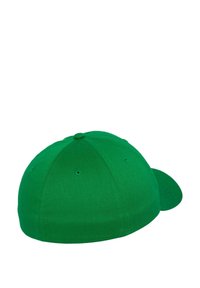 Roheline pesapalli mütsi, valmistatud kangast. Omab ümmargust, struktureeritud kuju, silmade ventilatsiooniavad ja lamedat serva. Üksik värv, ilma mustriteta.
