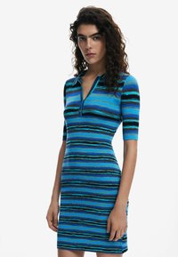 Abito lavorato a maglia caratterizzato da righe orizzontali blu con dettagli neri, colletto, maniche corte e una forma aderente.