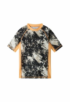Rashguard a maniche corte con stampa mimetica astratta in nero, beige e bianco, con pannelli laterali e colletto arancioni.
