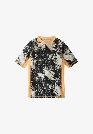 Kurzärmeliger Rashguard mit schwarzem, beigem und weißem abstraktem Camouflage-Print sowie orangenen Seitenpaneelen und Kragen.