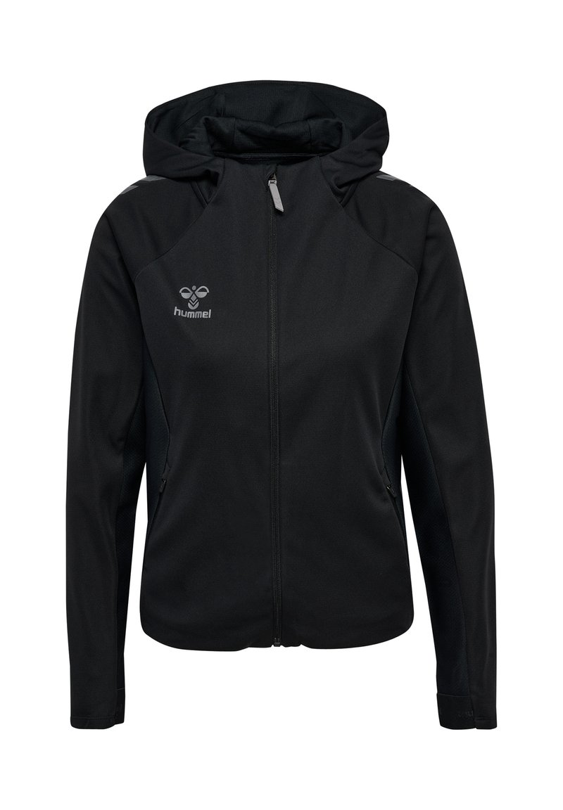 Schwarze Sportjacke mit Kapuze, Reißverschluss und Seitentaschen. Hat einen strukturierten Stoff und ein Logo im linken Brustbereich.