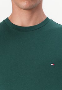 Tommy Hilfiger SEASONAL SOLID TEE - T-shirts basic - ornamental green