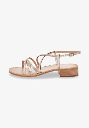 Sandale à brides avec une finition métallisée, bride de cheville ajustable, talon en bois plat et design ouvert à l'avant avec une semelle intérieure en cuir lisse.