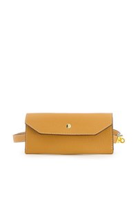 Leren clutch in mosterdgeel met een gestructureerde afwerking, flap met vouw, gouden hardware en zijband. Beschikt over contrasterende stiksels.