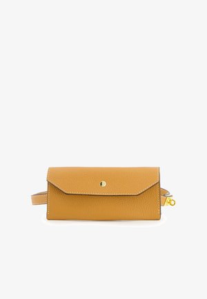 Leder-Clutch in senfgelb mit strukturiertem Finish, umklappbarem Deckel, goldenen Beschlägen und seitlichem Riemen. Verfügt über kontrastierende Nähten.