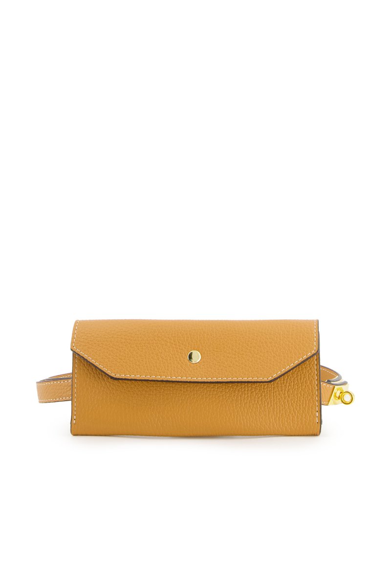 Leren clutch in mosterdgeel met een gestructureerde afwerking, flap met vouw, gouden hardware en zijband. Beschikt over contrasterende stiksels.