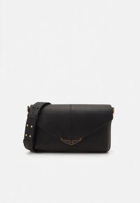 Schwarze Lederhandtasche mit strukturiertem Finish, ausgestattet mit einem goldfarbenen, flügelartigen Verschluss und einem mit Nieten besetzten, verstellbaren Riemen. Rechteckige Form.