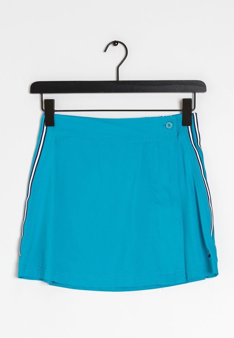 Turkos idrotts kjol med vita och marinblå sidostycken, knappstängning och liten logotyp nära fållen, hängande på en svart galge.