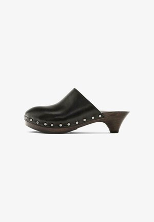 Sabot en cuir noir avec semelle en bois et talon bas effilé, décoré de clous argentés le long du bord de la semelle.