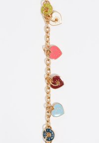 Pulsera de cadena de metal tono dorado con cinco colgantes en forma de corazón en verde, rosa, rojo, azul y dorado con letras en relieve.