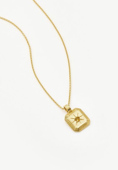 Colar com pendente de ouro com um design quadrado, apresentando uma borda texturizada e um destaque em forma de estrela no centro, suspenso por uma corrente delicada.