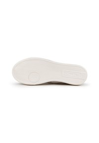 Suela de zapatilla de goma en color crema con patrón de espiga texturizado. Presenta un logo elevado y un emblema circular. Superficie lisa.