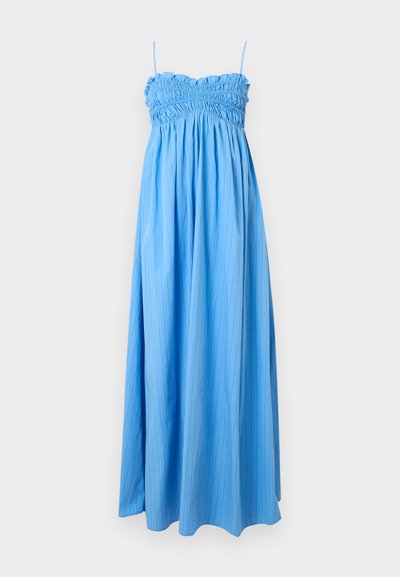 Μπλε μακρύ αμάνικο φόρεμα με ραφές στο μπούστο, λεπτές τιράντες και ρέον φούστα σε λευκό φόντο.