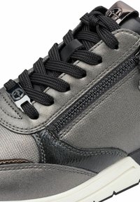 Metallic grå høj-top sneakers med tekstureret syntetisk materiale, sorte detaljer, snørebånd og en sidelukning. Vulkaniseret hvid sål.