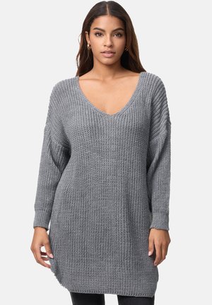 Maglione grigio lavorato a maglia con scollo a V, maniche lunghe e vestibilità ampia; tessuto strutturato e spalle scese; polsini e orlo a costine.