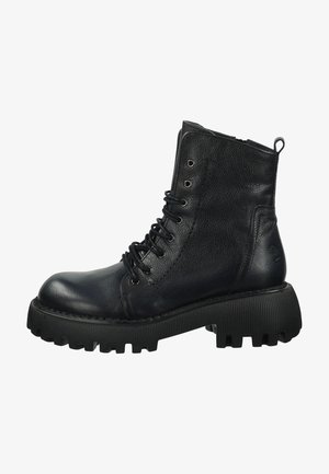 Stivaletto in pelle nera con lacci frontali, punta rotonda e suola in gomma robusta con treads prominenti. Cerniera laterale per una facile calzata.