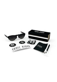Gafas de sol negras con lentes grises, acompañadas de varias pegatinas, una funda negra y una caja negra con texto blanco que dice "SKULL RIDER".