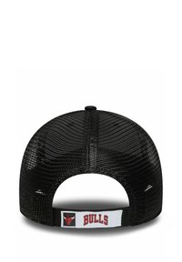 Svart nät-baserad keps med rund form, slät textur och ett bakrem med "BULLS" skrivet i rött på en vit bakgrund.