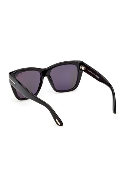 Lunettes de soleil rectangulaires noires avec des montures épaisses et des verres teintés foncés, vues en angle trois-quarts sur fond blanc.