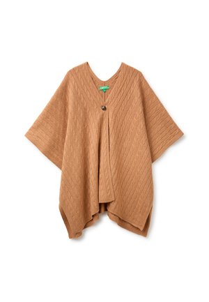 Beigefarbenes, kabelgestricktes Poncho mit breiten Ärmeln und einzelner vorderer Knopfverschluss, auf weißem Hintergrund dargestellt.