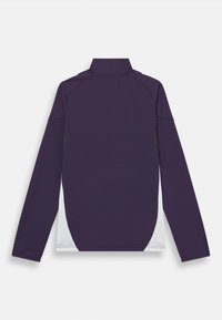 Veste longue à manches longues violette avec un col haut. Présente des panneaux latéraux blancs contrastants et un tissu texturé avec une finition lisse.