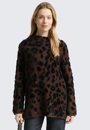 Brązowy sweter z teksturowanym czarnym wzorem w cętki, z wysokim kołnierzem i długimi rękawami, wykonany z miękkiego, pluszowego materiału.