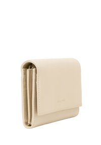Beige Lederbrieftasche mit kompaktlichem Design, ausgestattet mit einem Druckknopfverschluss, mehreren Kartenfächern und glatter Oberfläche. Akzentuiert mit dezentem Branding.