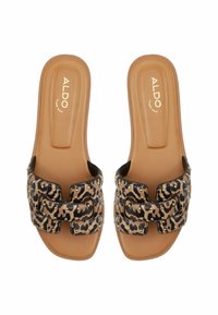 Svarta och bruna slide-sandaler med leopardmönster, som har ett överdimensionerat rem med nitar och en slät, matt innersula.