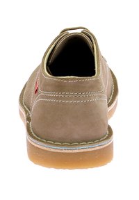 Scarpa in suede marrone chiaro con retro chiuso, cuciture bianche a contrasto e suola in gomma. Presenta un piccolo dettaglio con logo rosso sul lato.