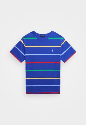 Chemise bleue à manches courtes avec des rayures horizontales vertes, jaunes, rouges et bleu clair, avec un petit logo blanc sur la poitrine.