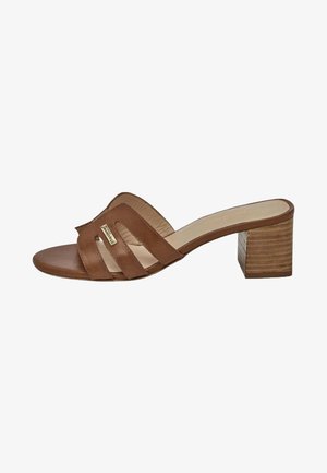 Sandale en cuir marron avec trois larges lanières, un embout arrondi et un talon bloc texturé. L'intérieur présente une doublure beige lisse.