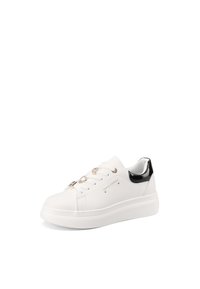 Sneaker bianco con dettagli in vernice nera, anelli decorativi dorati e logo impresso. Presenta una texture in pelle liscia e una punta arrotondata.