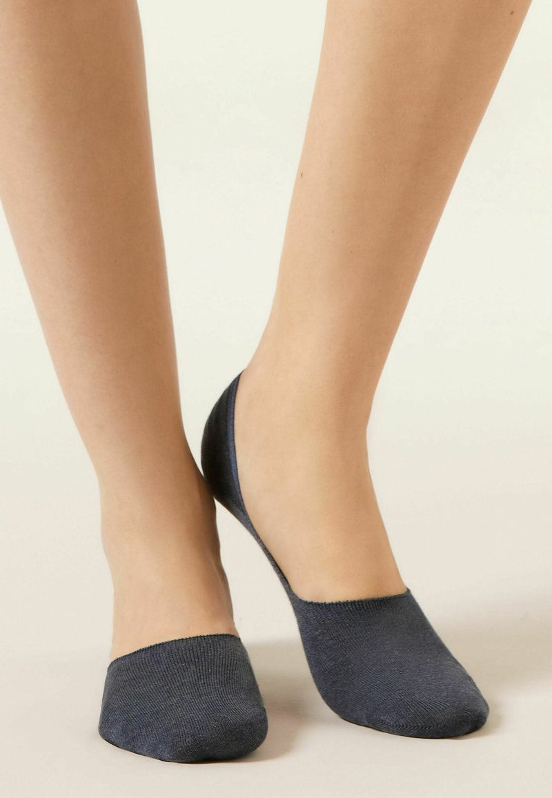 Calcetines invisibles azul marino hechos de una suave tela texturizada con una forma contorneada para un ajuste ceñido, que cuentan con un borde elástico liso.