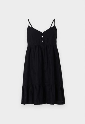 Robe d'été en coton noir avec des bretelles fines, un décolleté en V, des détails de boutons au niveau du buste, un motif floral brodé et un ourlet évasé à volants.