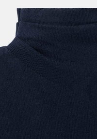 Granatowy golf z prążkowaną strukturą, o dopasowanym kroju i wysokim kołnierzu, wykonany z miękkiej, dzianinowej tkaniny.