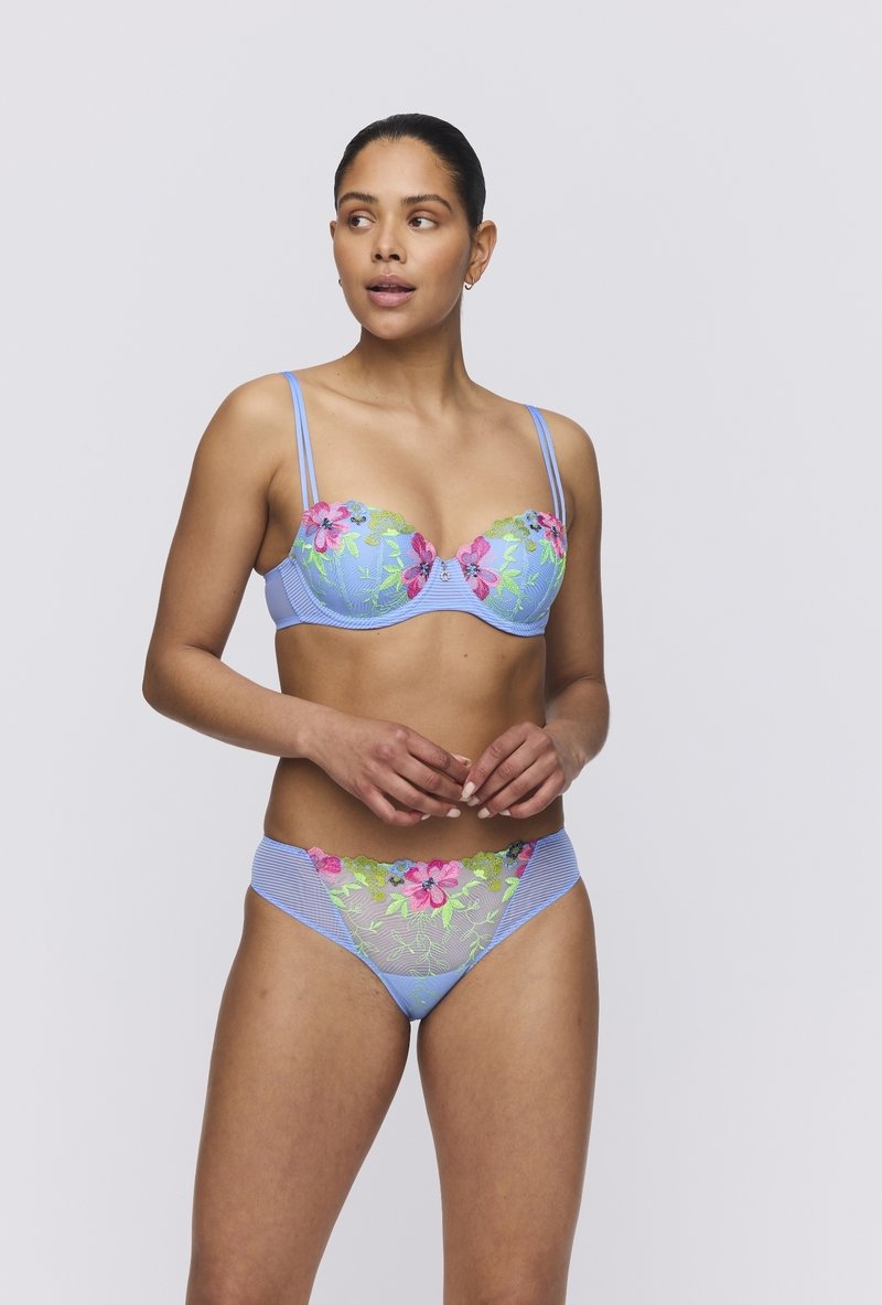 Lichtblauw bh en bijpassende slipset met bloemenborduursel in roze en groen. De bh heeft beugels en verstelbare bandjes, ribbelstructuur.