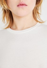 Weekday TIGHT FITTED - Pamata T-krekls - white