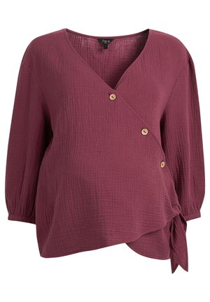 Graviditetswrap-top i dyb burgundy, lavet af tekstureret stof, med V-hals, tre træknapper og en sidesløjfe-detalje.