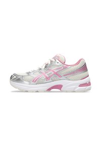 Sportschoenen met een zilverroze mesh bovenwerk, voorzien van een gewatteerde witte zool en roze accenten, ontworpen voor comfort en ondersteuning.