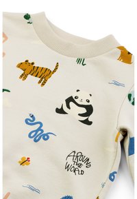 Jasnobeżowy sweter z różnymi nadrukami zwierząt, w tym pandy, tygrysa i węża, z prążkowanym okrągłym dekoltem i miękką fakturą.