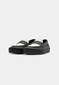 Vans SKATE LOAFER UNISEX - Baskets basses - dark forest