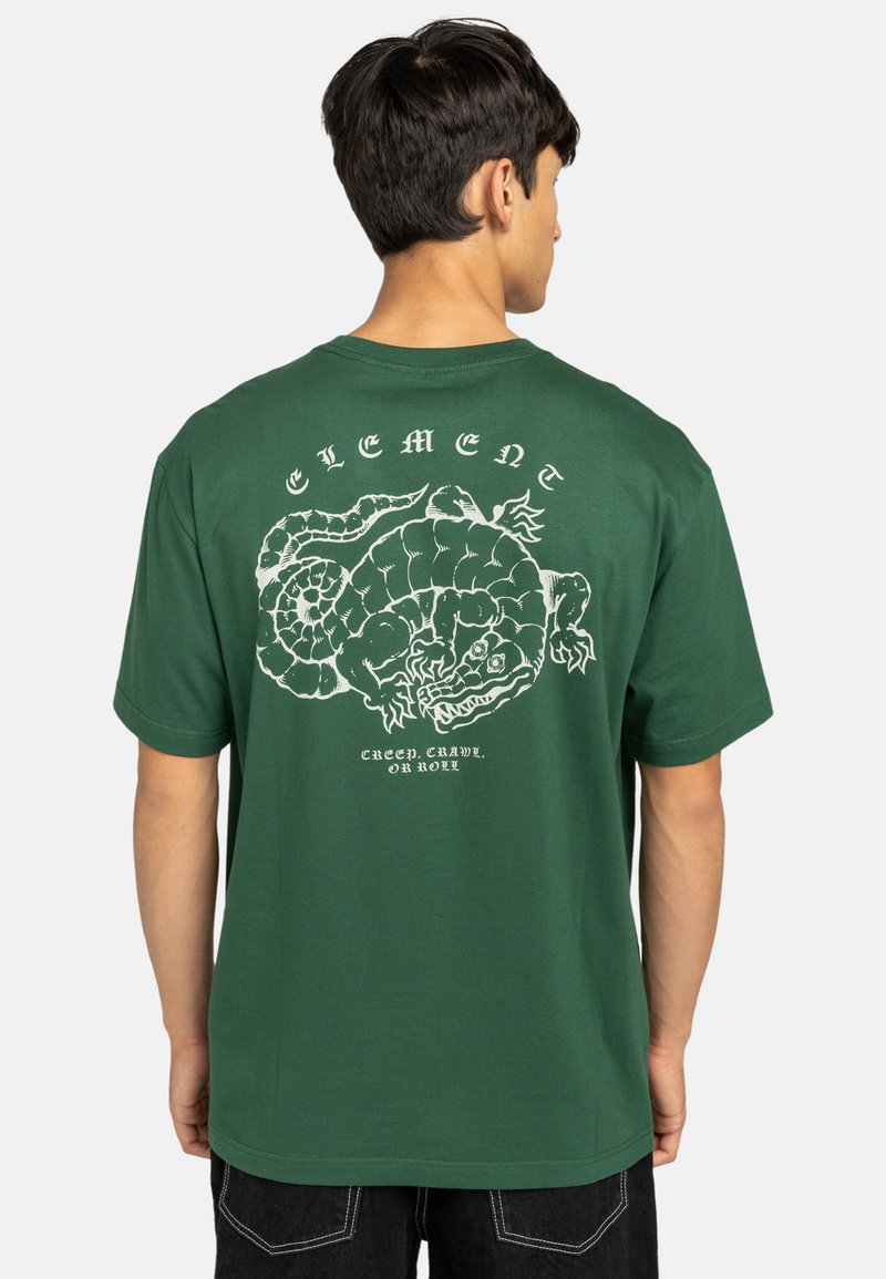 T-shirt in cotone verde con un ampio grafico bianco di un serpente sul retro e la dicitura "ELEMENT" sopra di esso. Maniche corte.