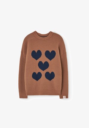 Maglione in pile marrone con scollo tondo, caratterizzato da motivi a cuore blu navy disposti in cinque forme. Polsini e orlo a coste.