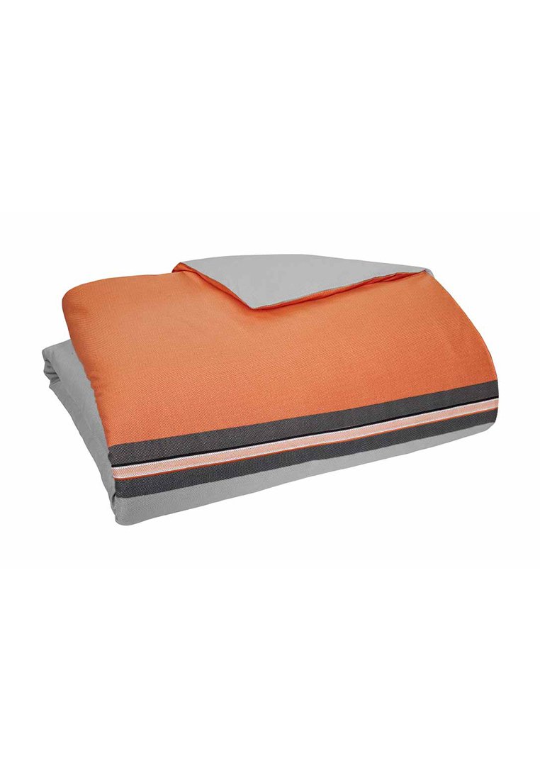 Couverture orange et grise avec une texture lisse, présentant un ourlet gris et des accents rayés en noir et blanc.