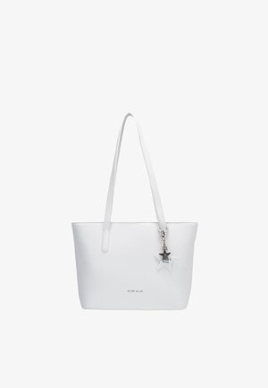 Bolso tote de cuero blanco con asas largas, colgante plateado en forma de estrella y logo de la marca sutilmente centrado cerca de la parte inferior.