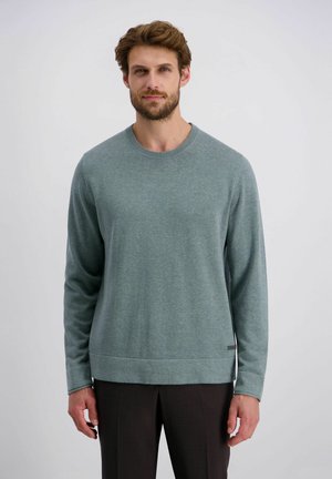 Pull en tricot doux à manches longues de couleur bleu-vert clair, avec un col rond et des poignets côtelés, comportant un détail de marque minimal au bas.