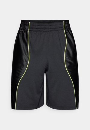 Μαύρο αθλητικό σορτς με ελαστική μέση, διακοσμημένο με γυαλιστερές μαύρες πλαϊνές λωρίδες και νεον κίτρινες λεπτομέρειες που τονίζουν το σχέδιο.