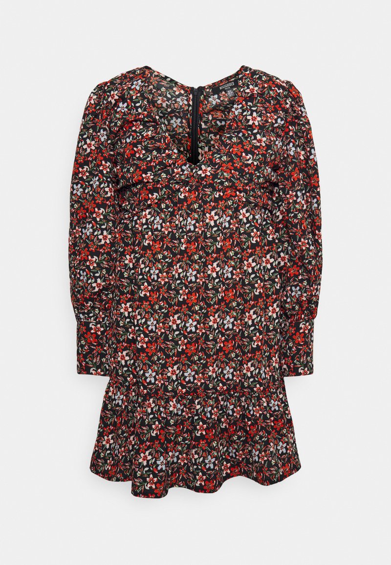 Vestido floral com mangas longas, base preta, apresentando flores vermelhas, azuis e brancas. Barra evasê, decote em V com fecho nas costas, tecido leve.