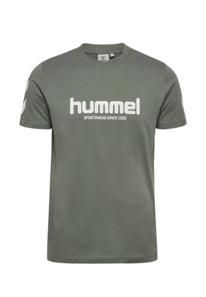 Grå t-shirt med korte ærmer med hvid "hummel" logo og "SPORTSWEAR SINCE 1923" tekst foran, og mønstret logo på venstre ærme.